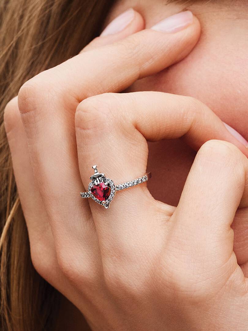 Anello Pandora Disney Villains Regina Cattiva in Argento 925 con Cuore Fucsia