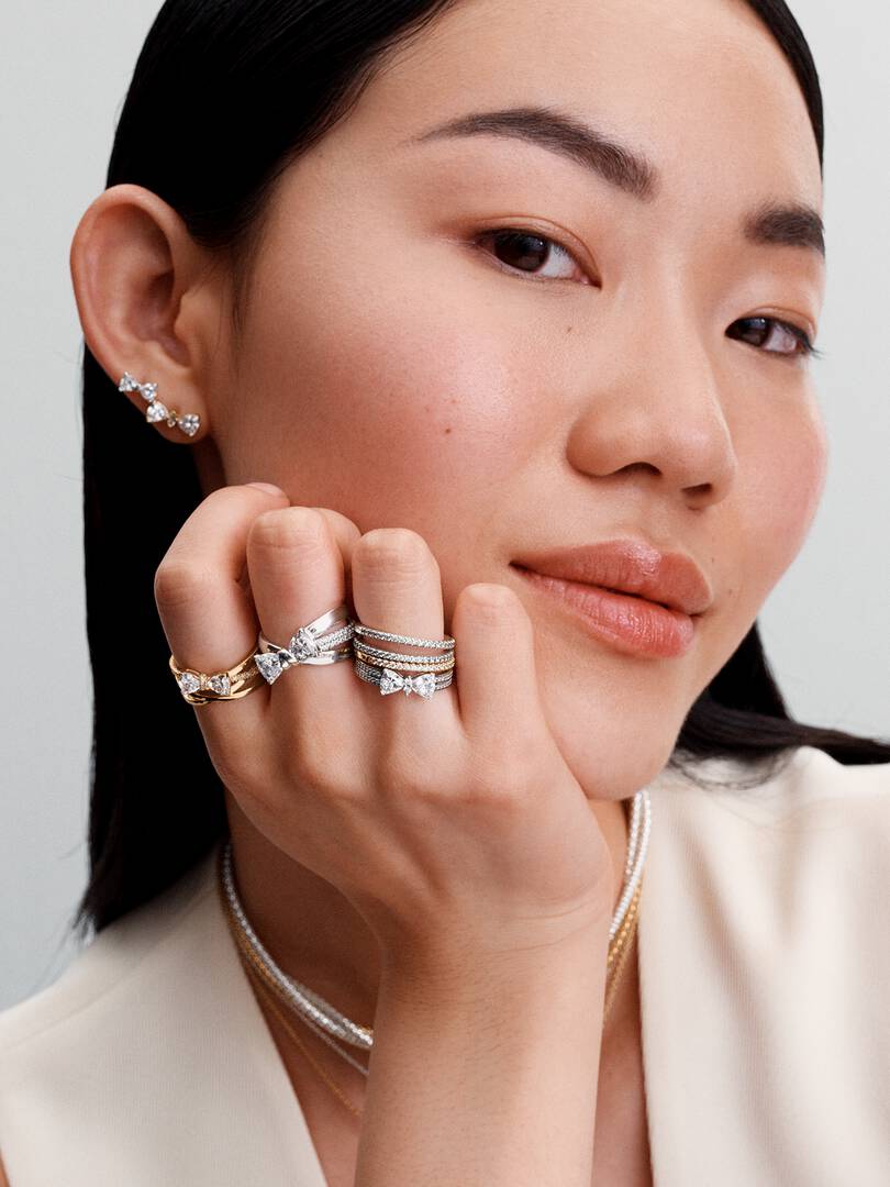 Orecchini Pandora Fiocco Luminoso Piccolo in lega metallica placcata Oro 14k con zirconia cubica